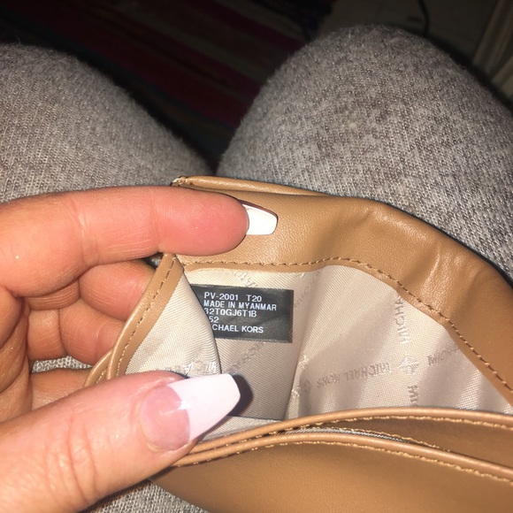 COPY - Michael Kors Passport Holder - Picture 11 of 11